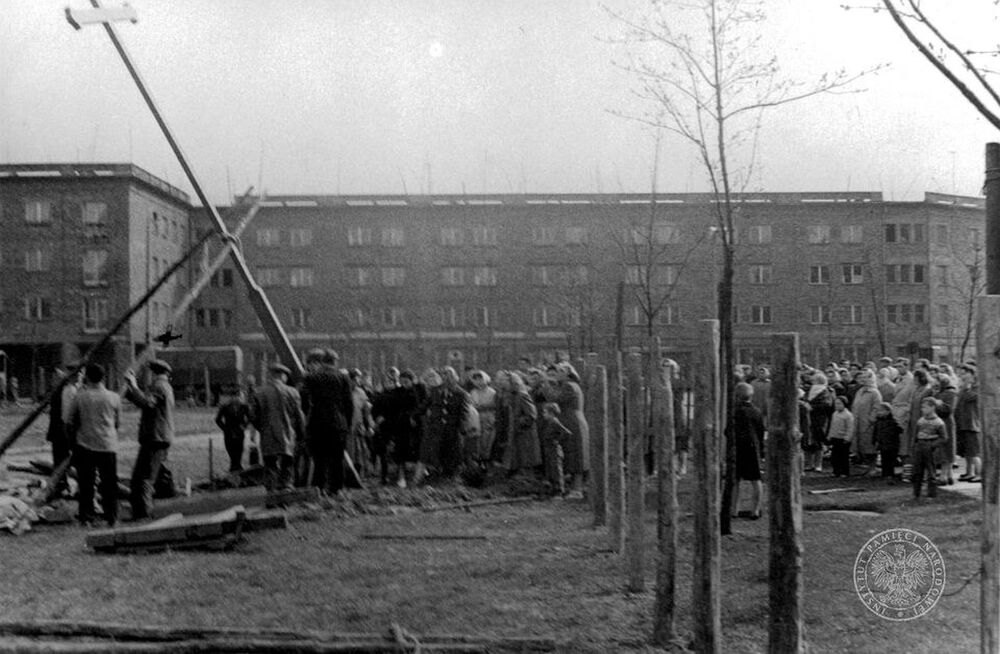 Likwidacja Krzyża. Fot. z zasobu IPN