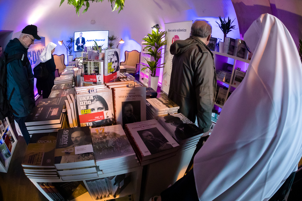 XXVIII Targi Wydawców Katolickich w Arkadach Kubickiego w Warszawie – 20–23 kwietnia 2023. Fot. Sławek Kasper (IPN)