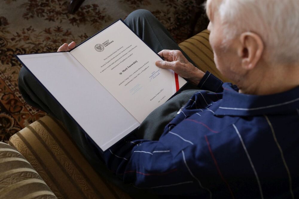 Wręczenie noty identyfikacyjnej Marii Turowskiej – Gdańsk, 21 kwietnia 2023. Fot. Mikołaj Bujak (IPN)