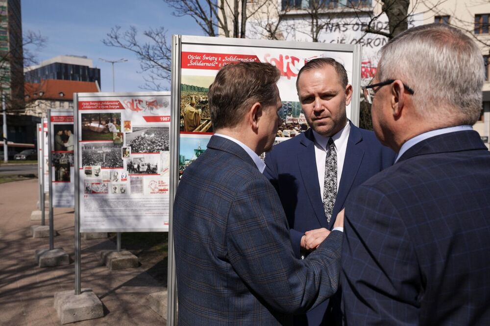 Ponowne otwarcie zniszczonej wystawy „Ty nas obudziłeś, my Cię obronimy” – Gdańsk, 21 kwietnia 2023. Fot. Mikołaj Bujak (IPN)