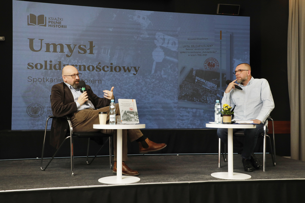 Prof. dr hab. Krzysztof Brzechczyn i red. Rafał Dudkiewicz. Spotkanie z cyklu „Książki pełne historii” – Warszawa, 26 kwietnia 2023. Fot. Piotr Życieński (IPN)
