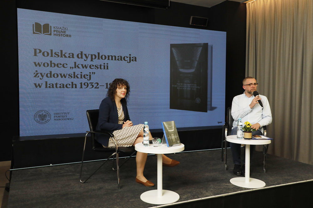 Dr Kinga Czechowska i red. Rafał Dudkiewicz. Spotkanie z cyklu „Książki pełne historii” – Warszawa, 26 kwietnia 2023. Fot. Piotr Życieński (IPN)