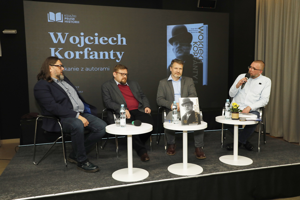 Dr Sebastian Rosenbaum, dr Mirosław Węcki, dr hab. Grzegorz Bębnik, red. Rafał Dudkiewicz. Spotkanie z cyklu „Książki pełne historii” – Warszawa, 26 kwietnia 2023. Fot. Piotr Życieński (IPN)