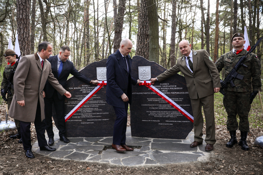 Odsłonięcie pomnika ku czci ofiar komunistycznych zbrodni sądowych z lat 1945–1946 – Puszczykowo, 27 kwietnia 2023. Fot. Sławomir Kasper (IPN)