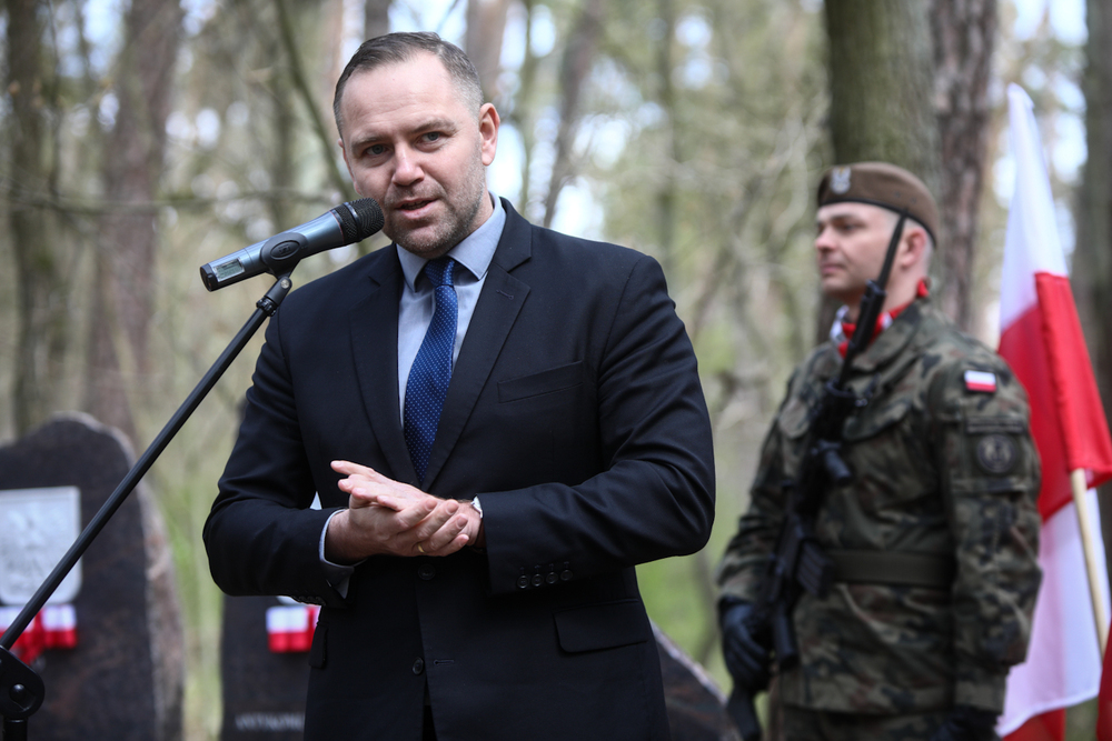 Prezes IPN dr Karol Nawrocki podczas odsłonięcia pomnika ku czci ofiar komunistycznych zbrodni sądowych z lat 1945–1946 – Puszczykowo, 27 kwietnia 2023. Fot. Sławomir Kasper (IPN)