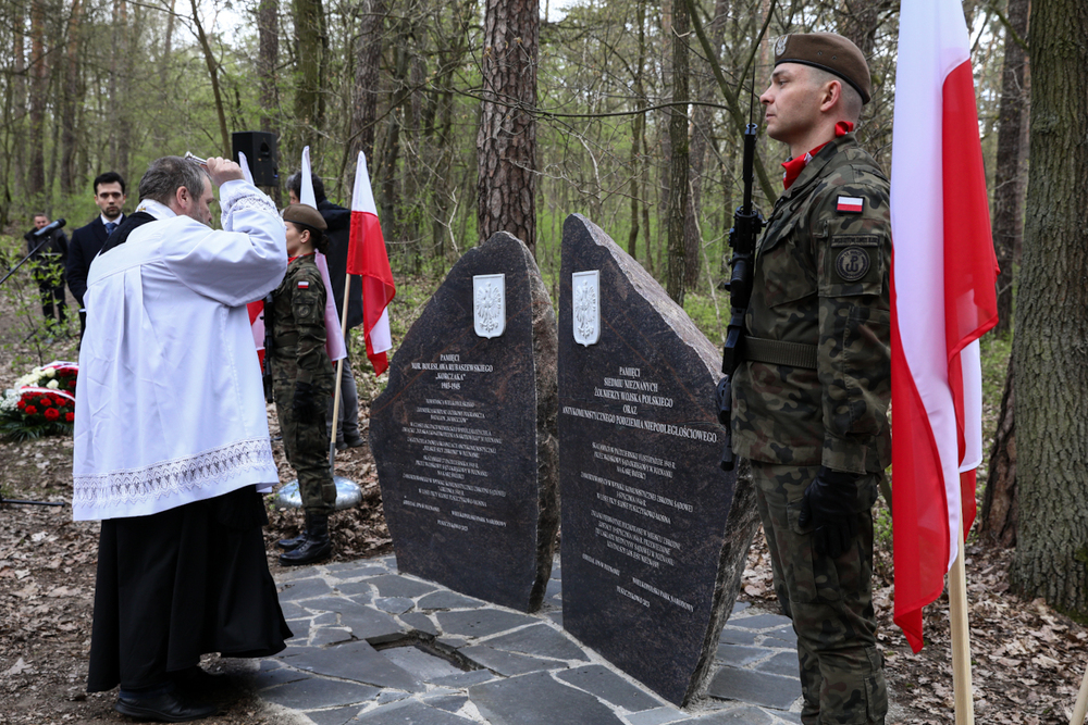 Odsłonięcie pomnika ku czci ofiar komunistycznych zbrodni sądowych z lat 1945–1946 – Puszczykowo, 27 kwietnia 2023. Fot. Sławomir Kasper (IPN)
