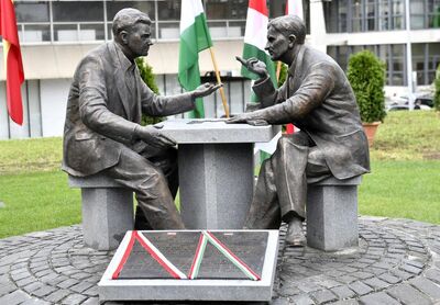 Ogólny wygląd pomnika Henryka Sławika i Jozsefa Antalla. Fot. PAP