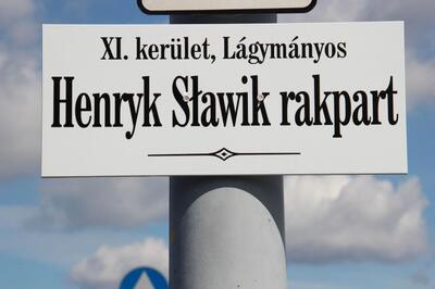 Tablica z nazwą ulicy Henryka Sławika w Budapeszcie. Fot. PAP