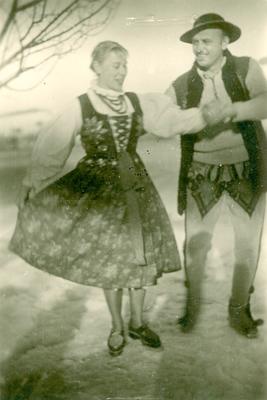 Lidia Lwow ps. „Ewa – Lala” i mjr Zygmunt Szendzielarz ps. „Łupaszka” pozują do zdjęcia w strojach góralskich