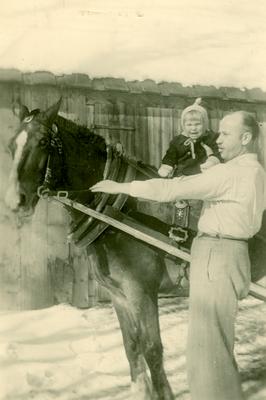 Mjr Zygmunt Szendzielarz ps. „Łupaszka” przytrzymuje konia, na którym siedzi syn Lucjana i Wandy Minkiewiczów, Andrzej