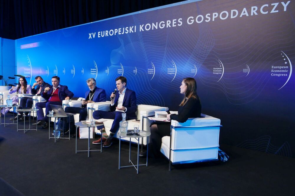 Panel dyskusyjny „AI w Polsce: nauka, gospodarka, wsparcie” podczas Europejskiego Kongresu Gospodarczego – 26 kwietnia 2023. Fot. Materiały organizatora EEC