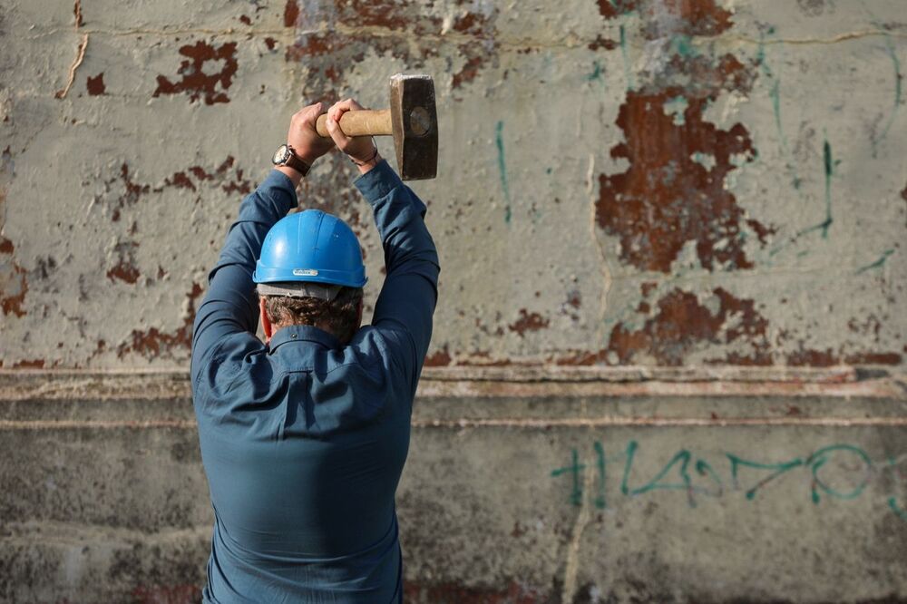 Demontaż sowieckiego obiektu propagandowego „wdzięczności Armii Czerwonej” w Głubczycach – 5 maja 2023. Fot. Mikołaj Bujak (IPN)