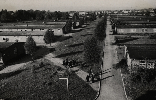 Obozowe zabudowania na zdjęciu wykoananym [około 1947 r.] po opuszczeniu terenu przez Sowietów. Fot. ze zbiorów Miejskiego Konserwatora Zabytków w Poznaniu