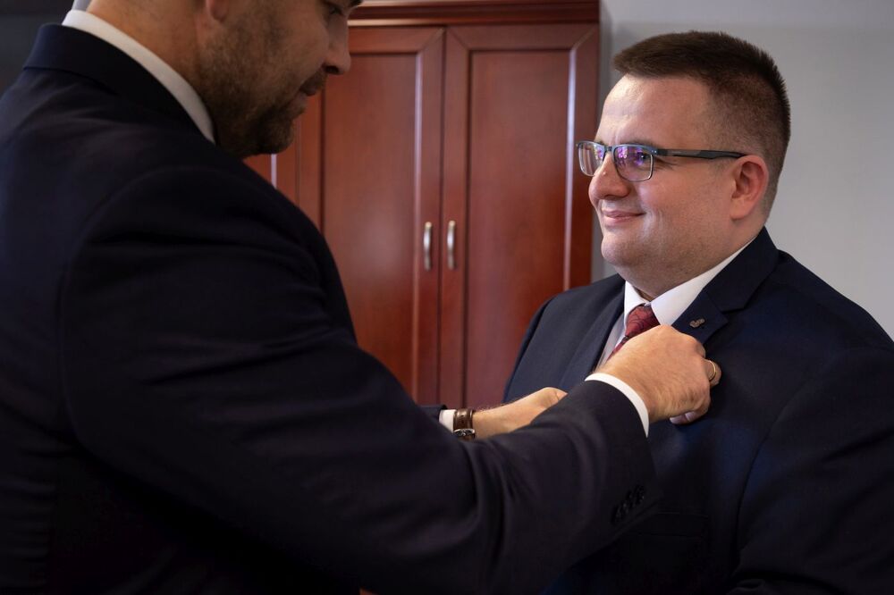 Andrzej Rutecki odznaczony przez prezesa IPN dr. Karola Nawrockiego brązowym Medalem Reipublicae Memoriae Meritum – Warszawa, 10 maja 2023. Fot. Mikołaj Bujak (IPN)