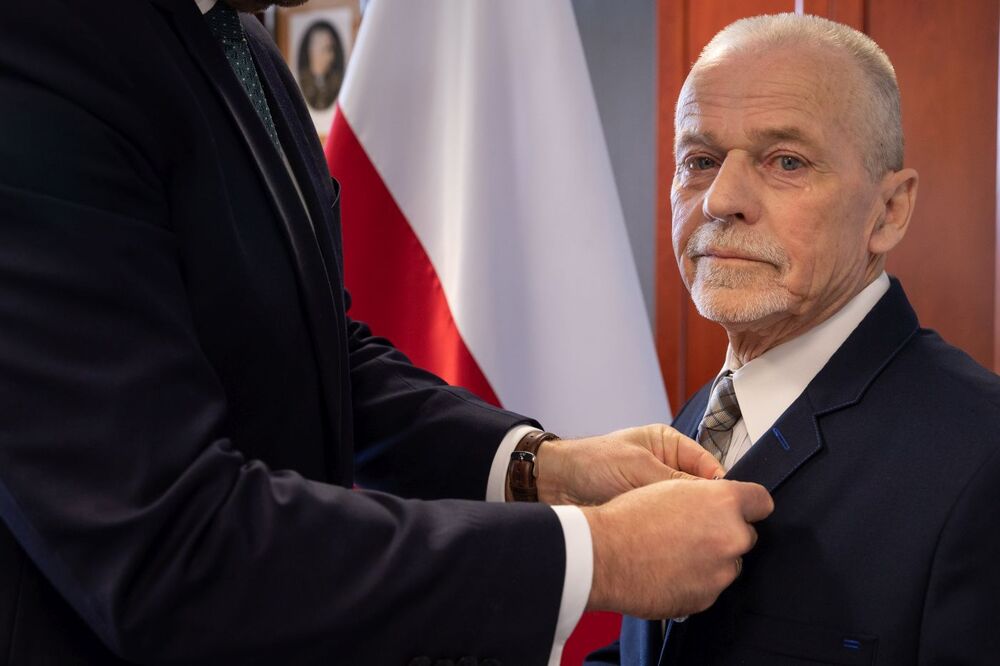 Zenon Gajewski odznaczony przez prezesa IPN dr. Karola Nawrockiego srebrnym Medalem Reipublicae Memoriae Meritum – Warszawa, 10 maja 2023. Fot. Mikołaj Bujak (IPN)