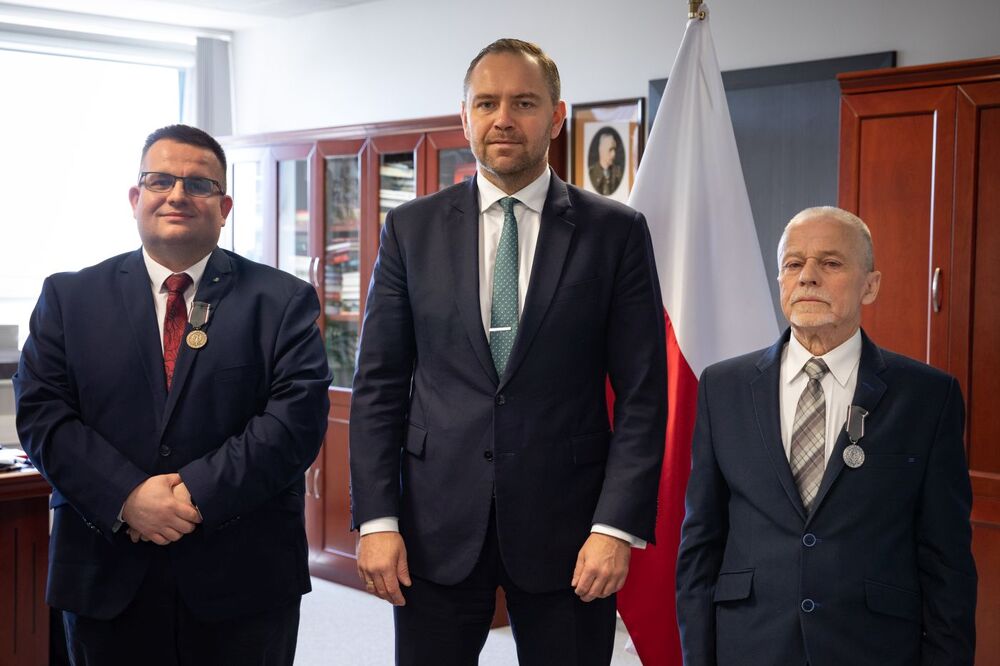 Zenon Gajewski (P) i Andrzej Rutecki (L) ze Stowarzyszenia Odnowy Chrześcijańskiej „Pamięć i Tożsamość” w Działdowie odznaczeni przez prezesa IPN dr. Karola Nawrockiego (C) Medalami Reipublicae Memoriae Meritum – Warszawa, 10 maja 2023. Fot. Mikołaj Bujak (IPN)