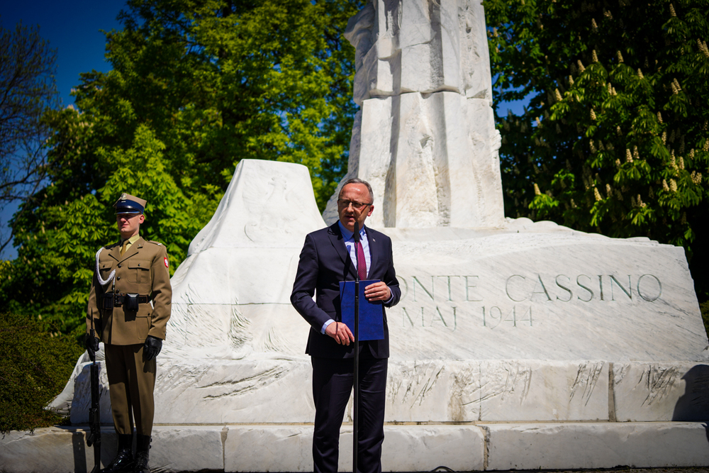 Dr hab. Karol Polejowski, wiceprezes IPN, podczas obchodów 79. rocznicy rozpoczęcia bitwy o Monte Cassino – Warszawa, 11 maja 2023. Fot. Mateusz Niegowski (IPN)