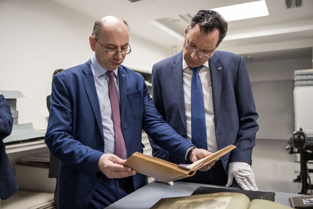 Ambasador Izraela Yacov Livne (P) i dr Mateusz Szpytma, wiceprezes IPN (L) w Archiwum IPN – Warszawa, 11 maja 2023. Fot. Katarzyna Adamów (IPN)