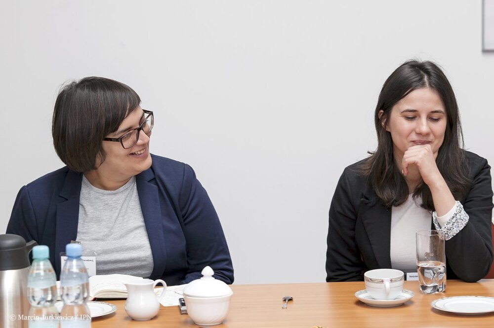 Po lewej Tamara Opačić, dziennikarka z Chorwacji, obok niej tłumaczka. Fot. Marcin Jurkiewicz (IPN)