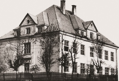 Budynek szkoły w Wiżajnach, gdzie przetrzymywano zatrzymanych w obławie (zbiory IPN)