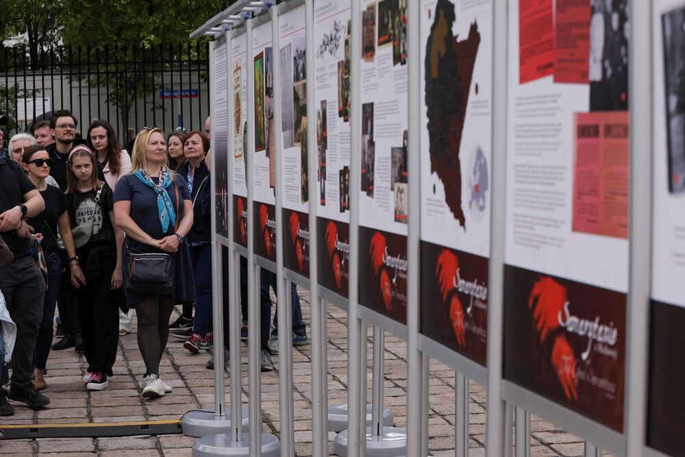 Wystawa „Samarytanie z Markowej. Ulmowie – Polacy zamordowani przez Niemców za pomoc Żydom” na dziedzińcu Belwederu podczas Nocy Muzeów – Warszawa, 13 maja 2023. Fot. Mikołaj Bujak (IPN)