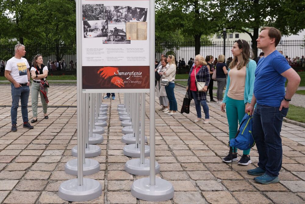 Wystawa „Samarytanie z Markowej. Ulmowie – Polacy zamordowani przez Niemców za pomoc Żydom” na dziedzińcu Belwederu podczas Nocy Muzeów – Warszawa, 13 maja 2023. Fot. Mikołaj Bujak (IPN)