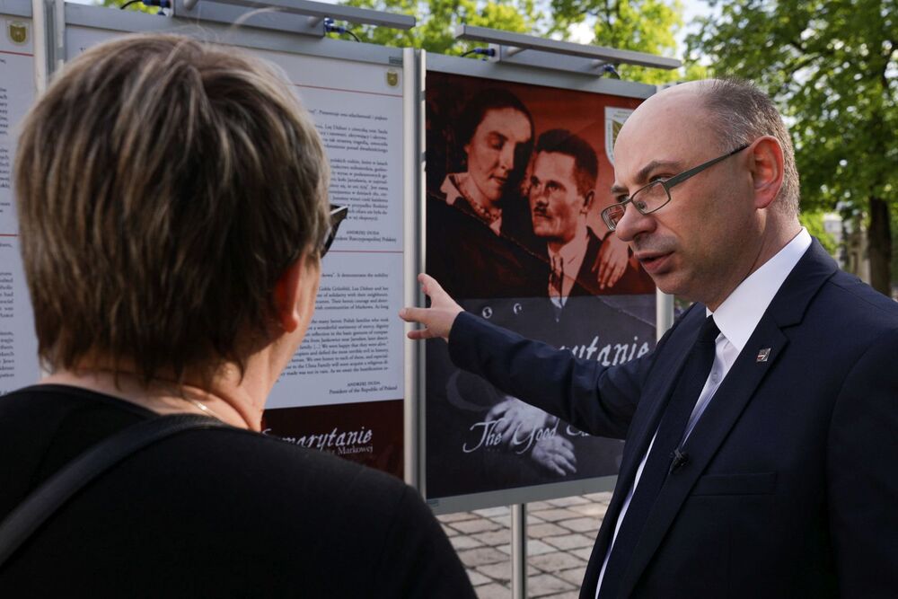 Wystawa „Samarytanie z Markowej. Ulmowie – Polacy zamordowani przez Niemców za pomoc Żydom”  na dziedzińcu Belwederu podczas Nocy Muzeów. Na zdj. dr Mateusz Szpytma, wiceprezes IPN – Warszawa, 13 maja 2023. Fot. Mikołaj Bujak (IPN)