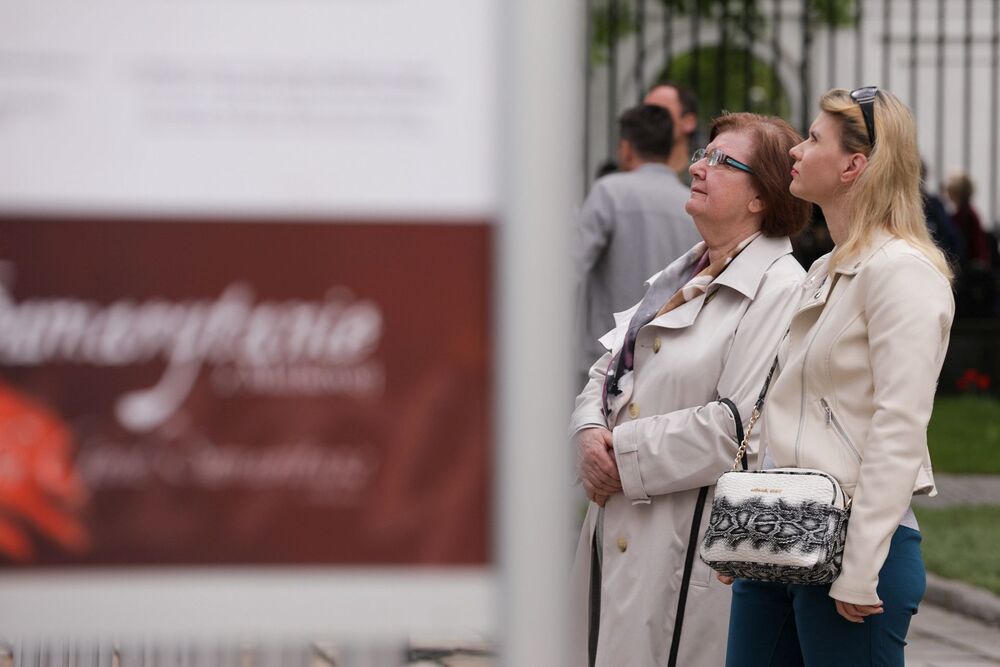 Wystawa „Samarytanie z Markowej. Ulmowie – Polacy zamordowani przez Niemców za pomoc Żydom” na dziedzińcu Belwederu podczas Nocy Muzeów – Warszawa, 13 maja 2023. Fot. Mikołaj Bujak (IPN)