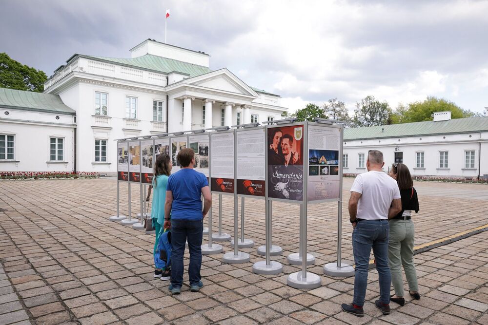 Wystawa „Samarytanie z Markowej. Ulmowie – Polacy zamordowani przez Niemców za pomoc Żydom” na dziedzińcu Belwederu podczas Nocy Muzeów – Warszawa, 13 maja 2023. Fot. Mikołaj Bujak (IPN)