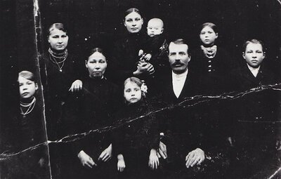 Rodzina Szwedów (przezwisko „Dziki”) z Woli Ostrowieckiej. Od lewej: Karolina (zginęła w Woli Ostrowieckiej), Marianna (zginęła razem z mężem), Wincentyna, Anastazja, Anna (zginęła razem z pięciorgiem dzieci), Michał (zginął w Woli Ostrowieckiej), Jadwiga
