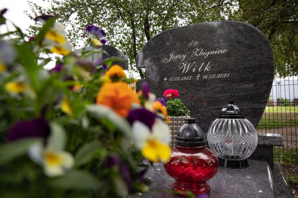 Złożenie kwiatów na grobie Jerzego Wilka – Elbląg. Fot. Mikołaj Bujak (IPN)