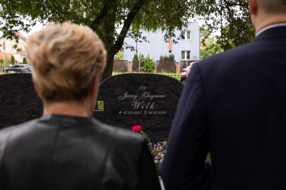 Złożenie kwiatów na grobie Jerzego Wilka – Elbląg. Fot. Mikołaj Bujak (IPN)