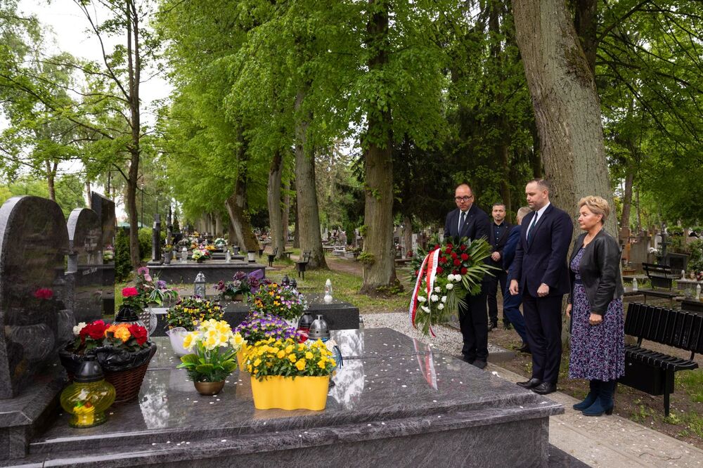 Złożenie kwiatów na grobie Jerzego Wilka – Elbląg. Fot. Mikołaj Bujak (IPN)