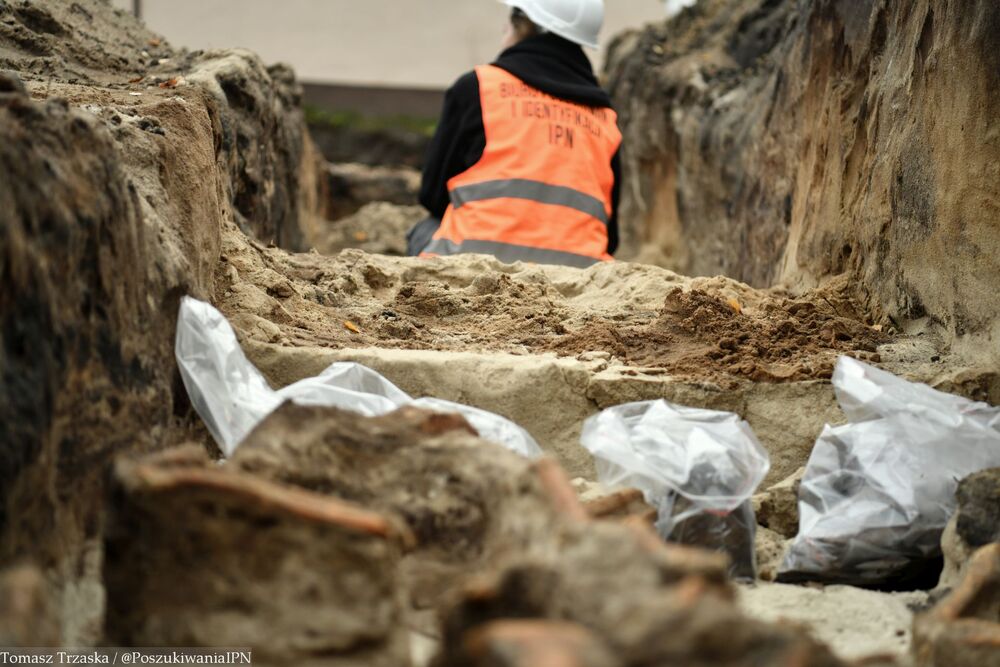Odkrycie zbiorowych pochówków na terenie jednostki wojskowej w Rembertowie