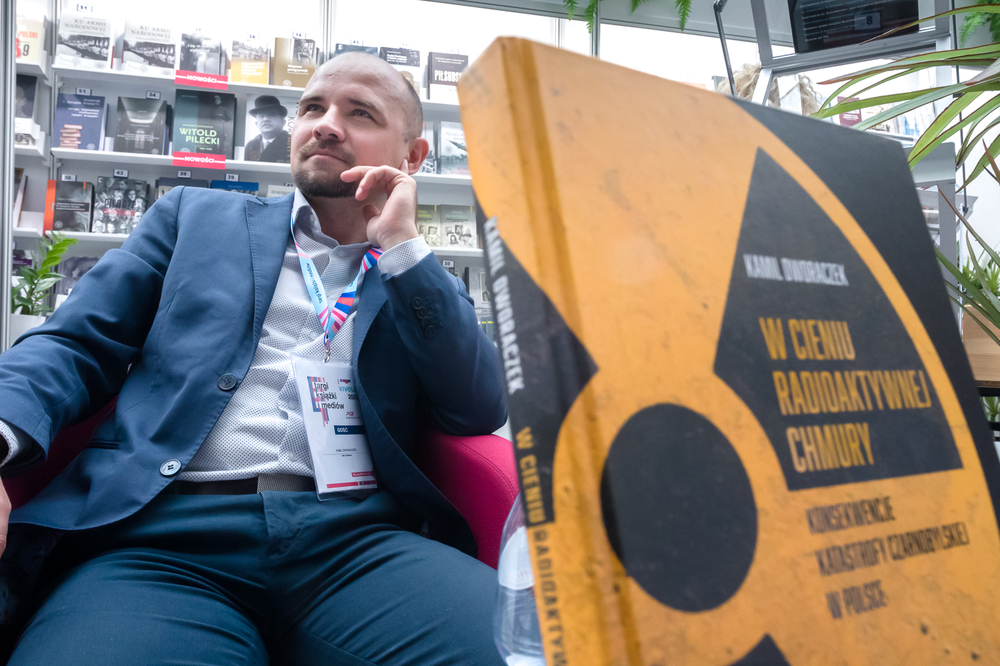 IPN na Targach Książki i Mediów Vivelo 2023 – Warszawa, 21 maja 2023. Dr Kamil Dworaczek – autor publikacji „W cieniu radioaktywnej chmury. Konsekwencje katastrofy czarnobylskiej w Polsce”. Fot. Sławek Kasper (IPN)
