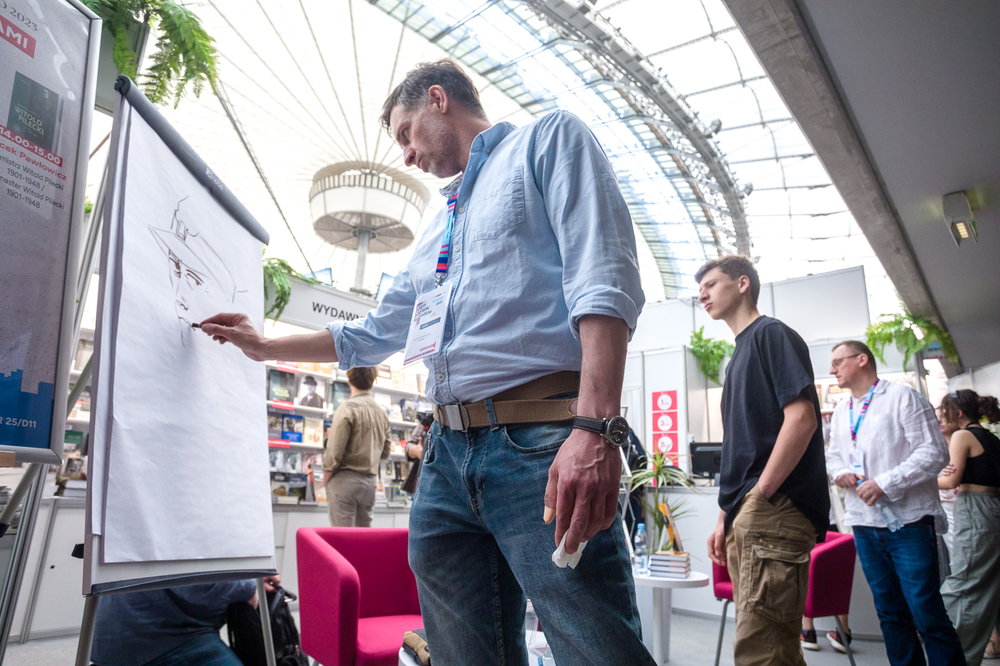 IPN na Targach Książki i Mediów Vivelo 2023 – Warszawa, 21 maja 2023. Krzysztof Wyrzykowski – twórca m.in. serii komiksów IPN „Wilcze tropy”. Fot. Sławek Kasper (IPN)