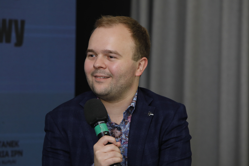 Marek Teler prowadzący spotkanie „Nie tylko o Syrenie. Muzyka przedwojennej Warszawy” z cyklu „Warszawa, jakiej nie znacie” – Warszawa, 23 maja 2023