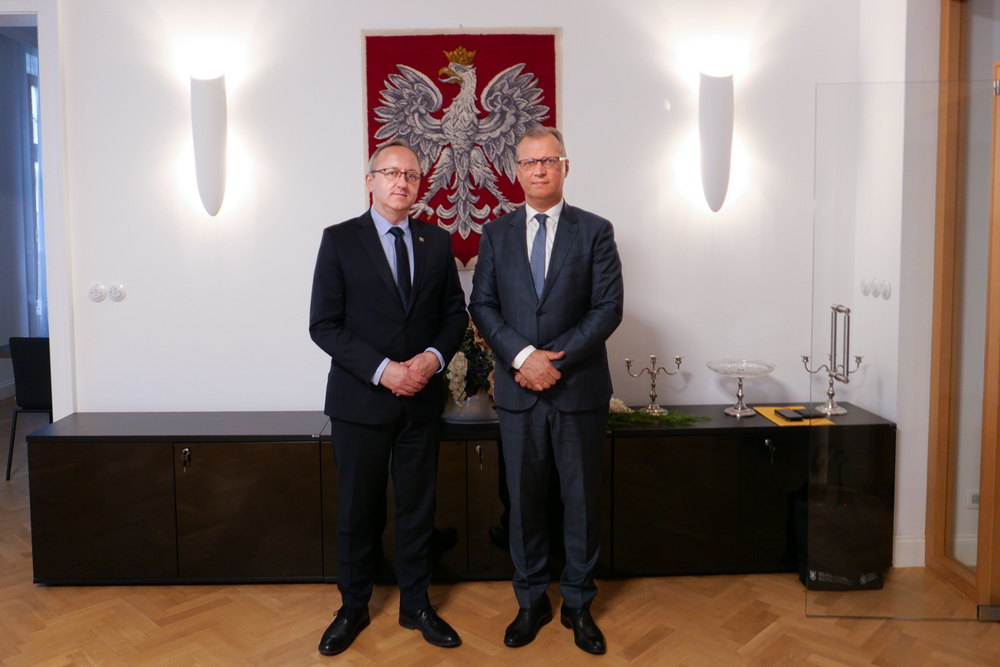 Zastępca prezesa IPN dr hab. Karol Polejowski i ambasador RP w Republice Słowacji Krzysztof Strzałka. Uroczystości z okazji 20-lecia słowackiego Instytutu Pamięci Narodu (ÚPN) – Bratysława, 23 maja 2023. Fot. IPN