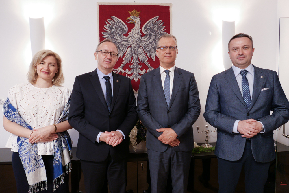 Od lewej: Agnieszka Jędrzak – dyrektor Biura Współpracy Międzynarodowej IPN, dr hab. Karol Polejowski – wiceprezes IPN, Krzysztof Strzałka – ambasador RP w Słowacji, dr Sebastian Pilarski – dyrektor Biura Badań Historycznych IPN – Bratysława, 23 maja 2023. Fot. IPN