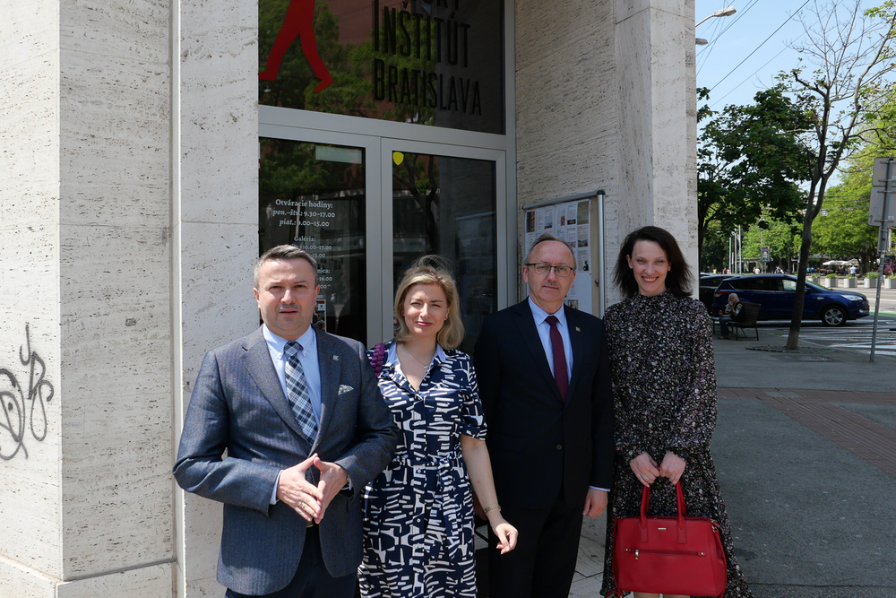 Od lewej: dr Sebastian Pilarski – dyrektor Biura Badań Historycznych IPN, Agnieszka Jędrzak – dyrektor Biura Współpracy Międzynarodowej IPN, dr hab. Karol Polejowski – wiceprezes IPN, Anna Opalińska – dyrektor Instytutu Polskiego w Bratysławie – Bratysława, 23 maja 2023. Fot. IPN