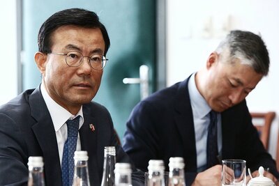 Sung-joo Choi – Ambasador Republiki Korei, Shik Kim – I Sekretarz Ambasady