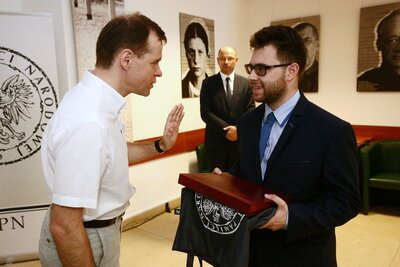 Łukasz Szkwarek odbiera nagrodę z rąk dr. hab. Krzysztofa Kosińskiego. Fot. Sławomir Kasper (IPN)