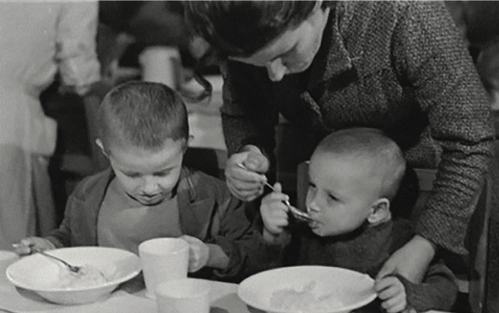 Opieka nad najmłodszymi w obozie Pahiatua, 1944 r. (fot. Alexander Turnbull Library, Wellington, New Zealand, ref. 1/2-003665-F)