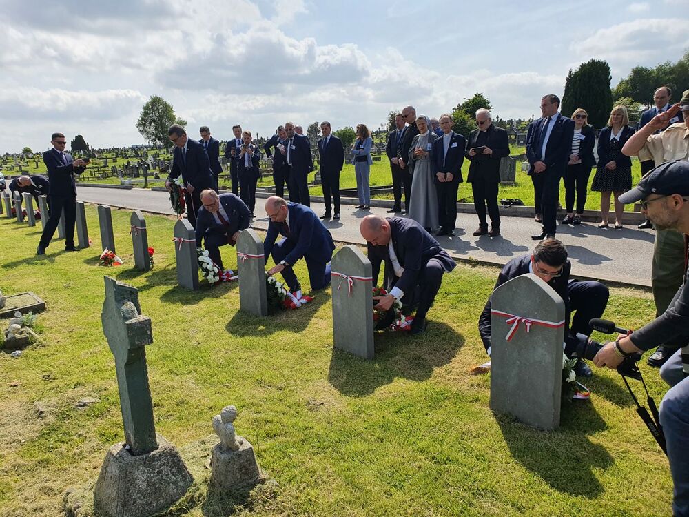 Przedstawiciele delegacji rządowej złożyli kwiaty na grobach polskich pilotów poległych podczas II wojny światowej – cmentarz Milltown, 29 maja 2023