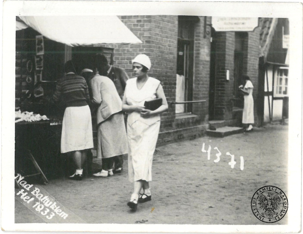 Józefa Diakow z d. Kowaliszyn podczas wakacji nad morzem. Na zdjęciu widoczny podpis: „Nad Bałtykiem”. Hel, 1933 r. (fot. z zasobu IPN)