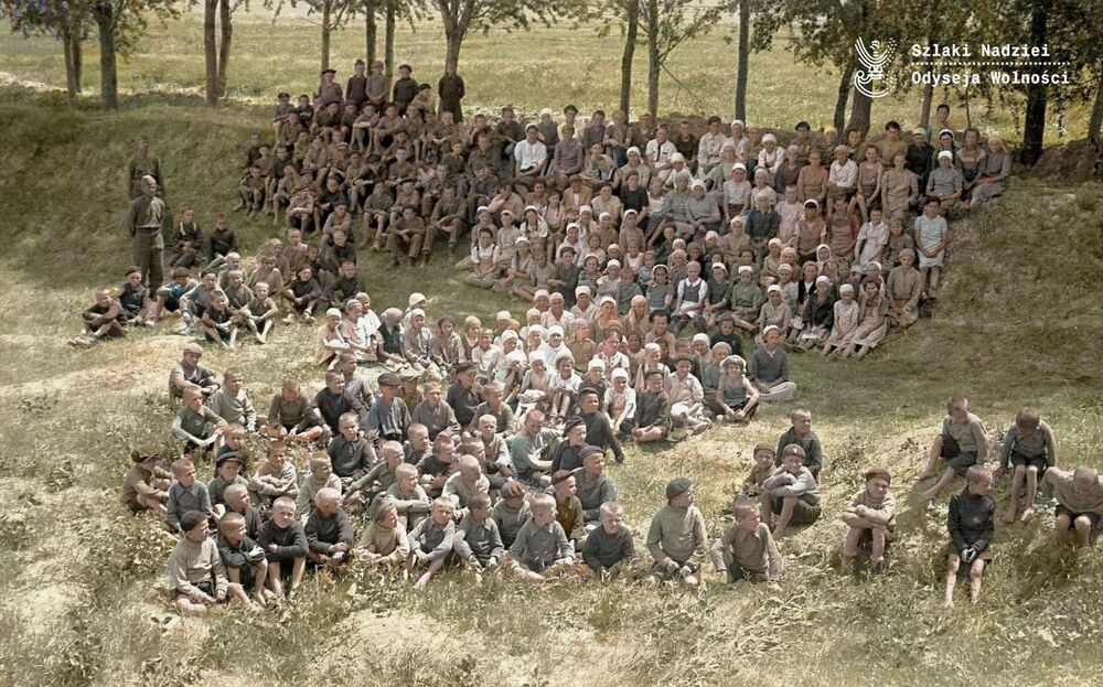 Grupa polskich dzieci, Uzbekistan, ZSRS, maj 1942 r. (fot. Instytut Polski i Muzeum im. gen. Sikorskiego w Londynie, zdjęcie udostępnione przez Fundację Ośrodka KARTA)