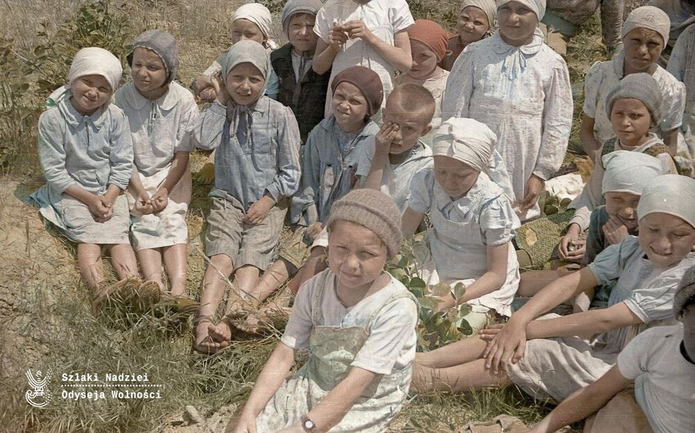 Grupa polskich dzieci, Uzbekistan, ZSRS, maj 1942 r. (fot. Instytut Polski i Muzeum im. gen. Sikorskiego w Londynie, zdjęcie udostępnione przez Fundację Ośrodka KARTA)