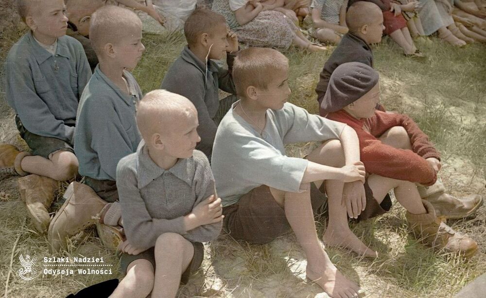 Grupa polskich dzieci, Uzbekistan, ZSRS, maj 1942 r. (fot. Instytut Polski i Muzeum im. gen. Sikorskiego w Londynie, zdjęcie udostępnione przez Fundację Ośrodka KARTA)
