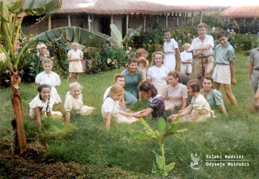 Dzieci podczas prac porządkowych na terenie szkoły, Masindi, Uganda, 1945–1946 (fot. Instytut Polski i Muzeum im. gen. Sikorskiego w Londynie, zdjęcie udostępnione przez Fundację Ośrodka KARTA)