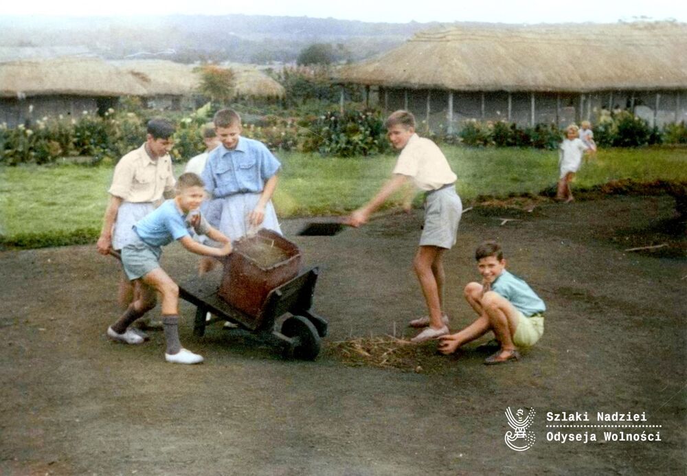 Dzieci podczas prac porządkowych na terenie szkoły, Masindi, Uganda, 1945–1946 (fot. Instytut Polski i Muzeum im. gen. Sikorskiego w Londynie, zdjęcie udostępnione przez Fundację Ośrodka KARTA)